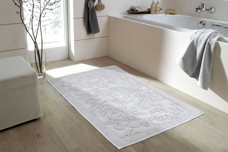 Синтетический ковер в ванной